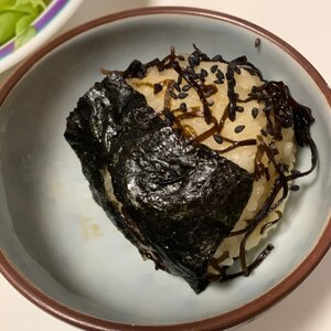 塩昆布と白ごまのおにぎり